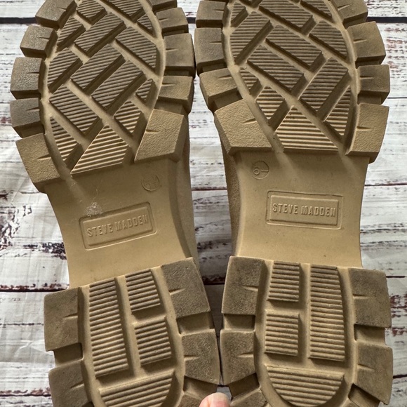 Steve Madden Howler Chelsea Boots in Sand Suede Lug Sole - Picture 9 of 10